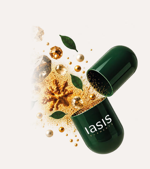 Die IASIS Elements-Kapsel öffnet sich und gibt Goldpartikel, kleine grüne Blätter und kristalline Formen frei.